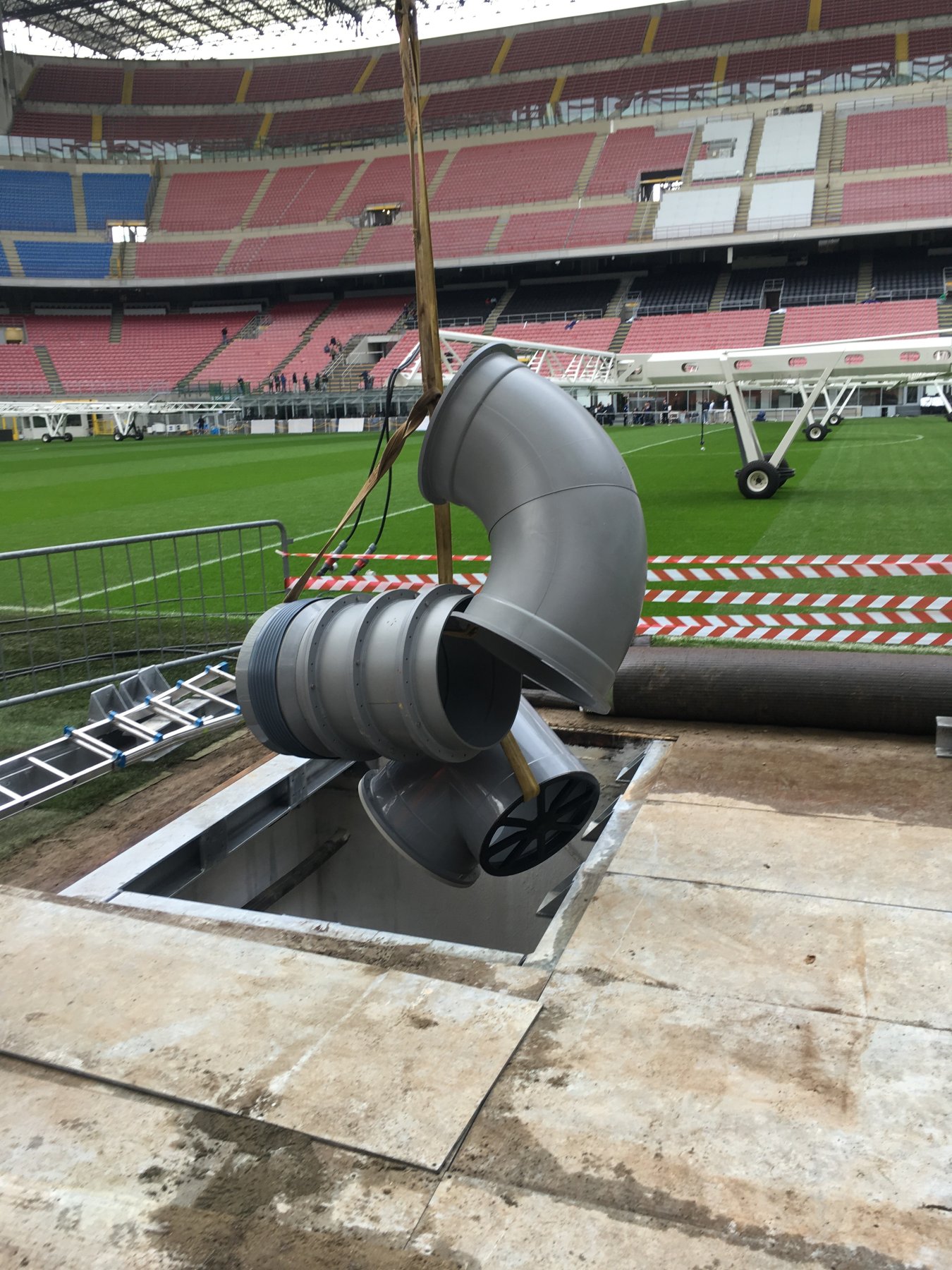 Installazione condotte sottocampo San Siro Installazione delle condotte di aspirazione nel vano tecnico sotto il campo di San Siro
