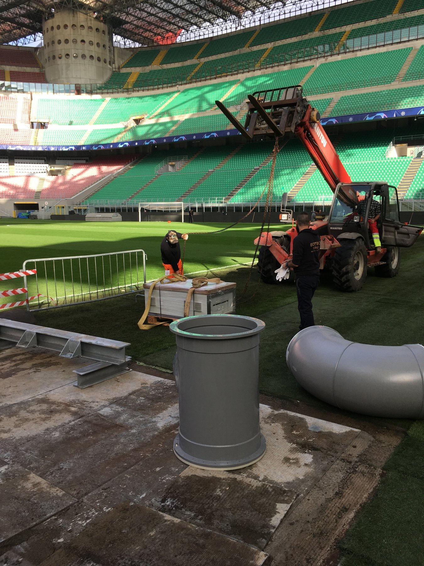 Condotte impianto di aspirazione a bordo campo San Siro Condotte in PPS dell’impianto di aspirazione e ventilazione posate a bordo campo allo stadio San Siro