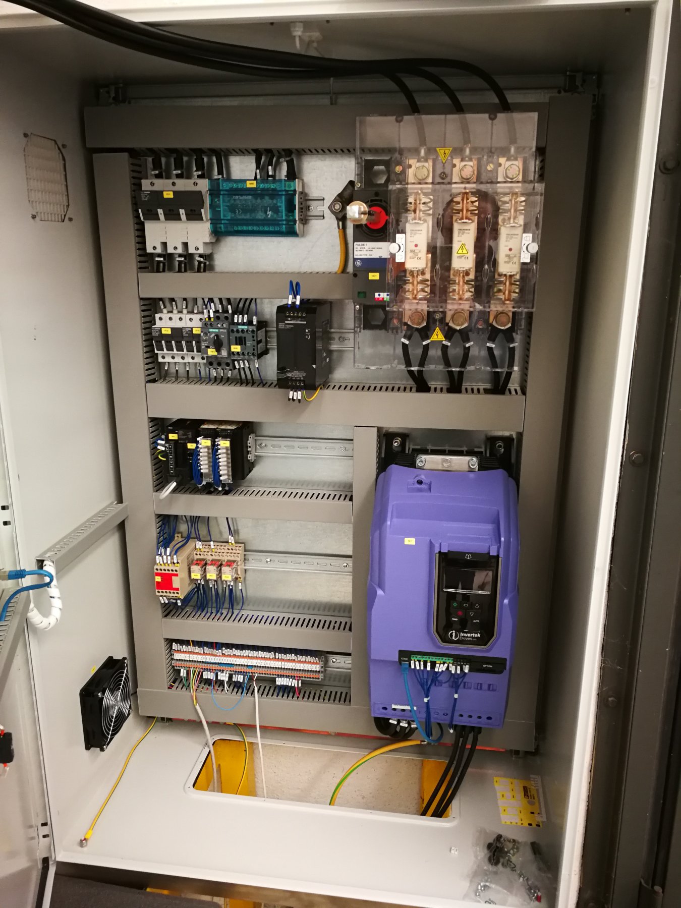 Quadro elettrico con PLC e inverter Quadro elettrico IP65 con PLC e inverter per la gestione dell’impianto di aspirazione