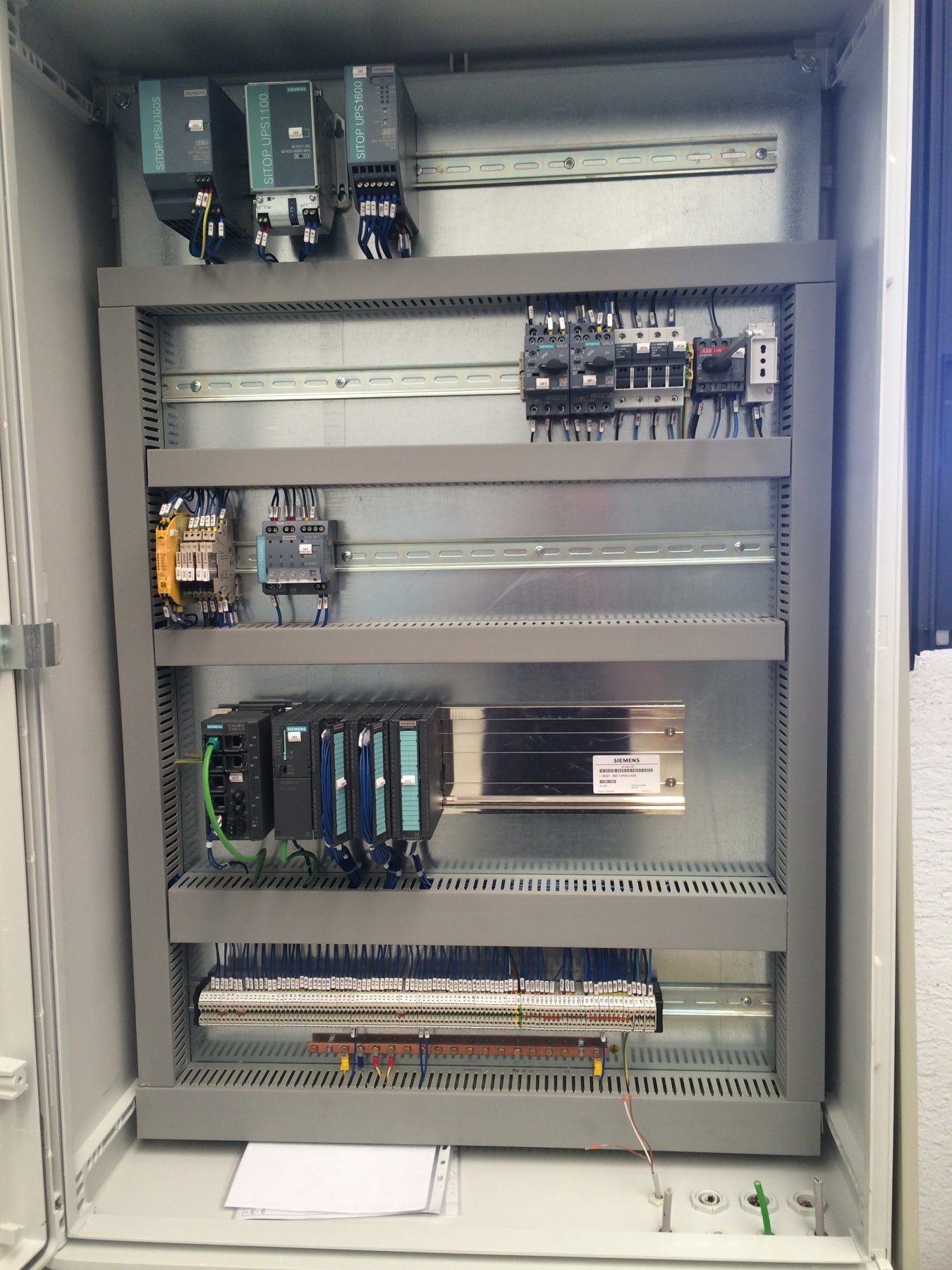Quadro elettrico con PLC per impianto di dosaggio Quadro elettrico con PLC e alimentatori per impianto di dosaggio chimici