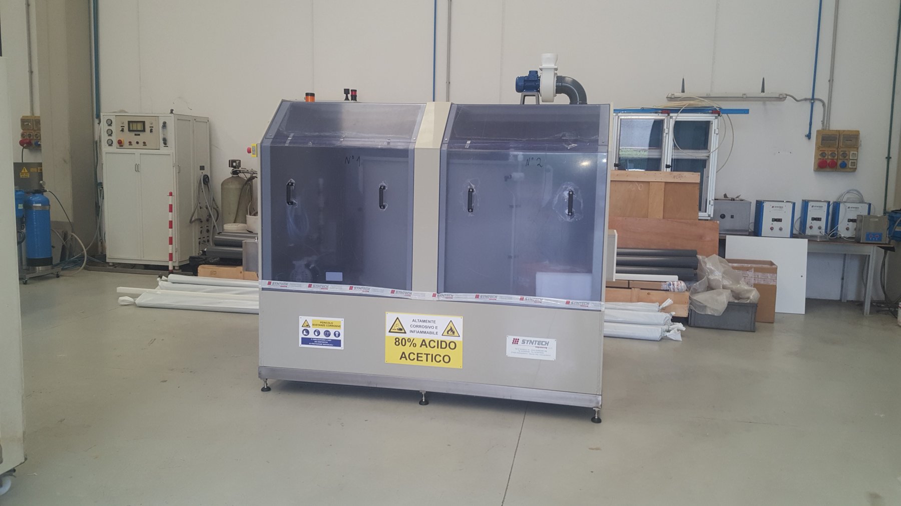 Sistema di dosaggio acido acetico 80% Sistema di dosaggio e trasferimento acido acetico 80% in cabinet con aspirazione, costruito da Syntech