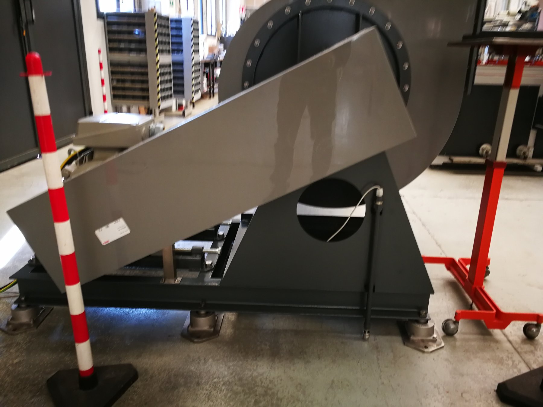 Ventilatore centrifugo in PPS per campi sportivi Elettroventilatore centrifugo in PPS su skid per impianto di aspirazione campi sportivi