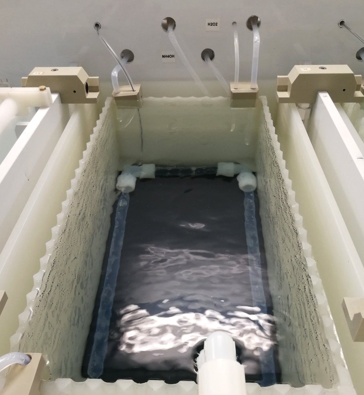 Vasca di lavaggio a ultrasuoni in PVDF con piastra di fondo rivestita in ECTFE, per processi dell'industria dei semiconduttori